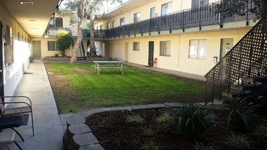 Casa Bonita Village in Visalia, CA - Foto de edificio - Building Photo