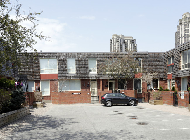 7 Aldershot Cres in Toronto, ON - Building Photo - Primary Photo