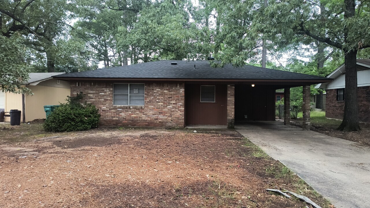 5317 Leawood Dr in Pine Bluff, AR - Building Photo