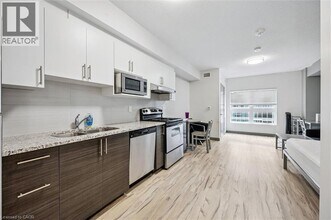 258B Sunview St in Waterloo, ON - Building Photo - Building Photo