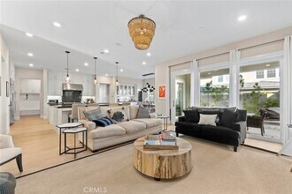 70 Ray in Irvine, CA - Foto de edificio - Building Photo