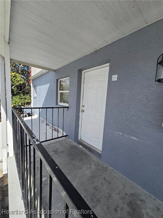 241 N Commerce Ave-Unit -201 in Sebring, FL - Foto de edificio