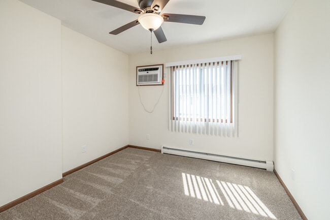 Arrowhead Apartments & Townhomes in La crosse, WI - Building Photo - Interior Photo