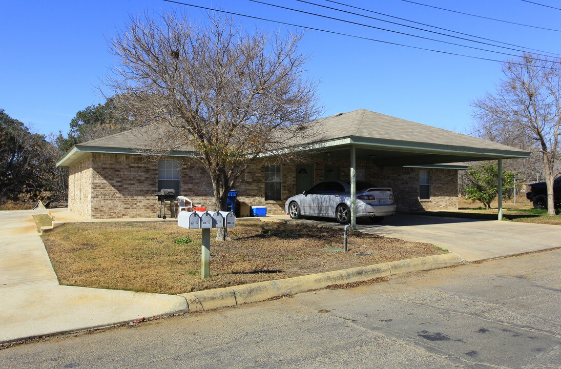 124-132 S Mansfield St in Pleasanton, TX - Foto de edificio