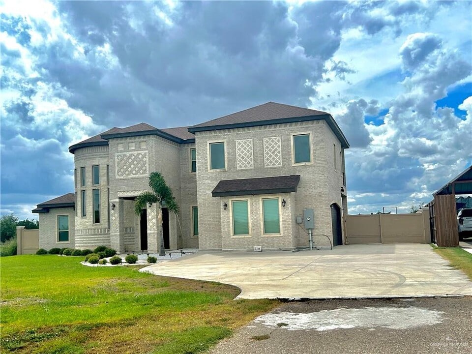 1329 N Cesar Chavez Rd in Edinburg, TX - Building Photo