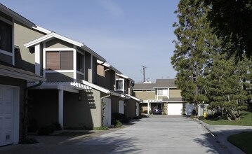 170-196 Admiral Way in Costa Mesa, CA - Foto de edificio - Building Photo