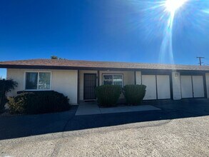 16077 Juniper St in Hesperia, CA - Foto de edificio - Building Photo