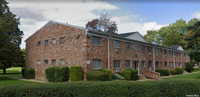 403 E Main St-Unit -2B in Bay Shore, NY - Building Photo - Building Photo