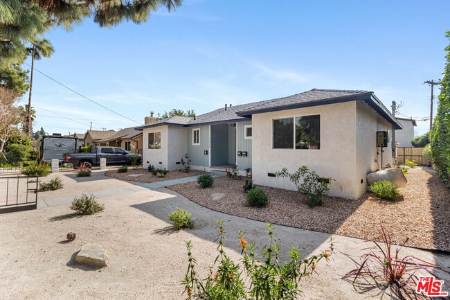 15836 Chatsworth St in Los Angeles, CA - Building Photo - Building Photo