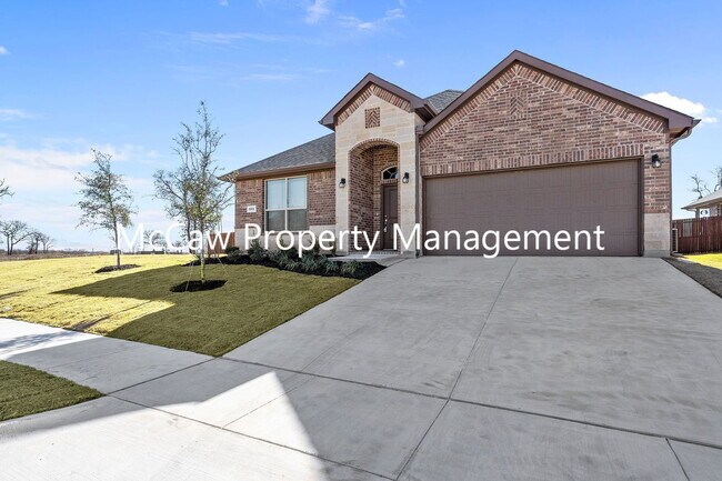 555 Smart Strike Trl in Granbury, TX - Foto de edificio - Building Photo