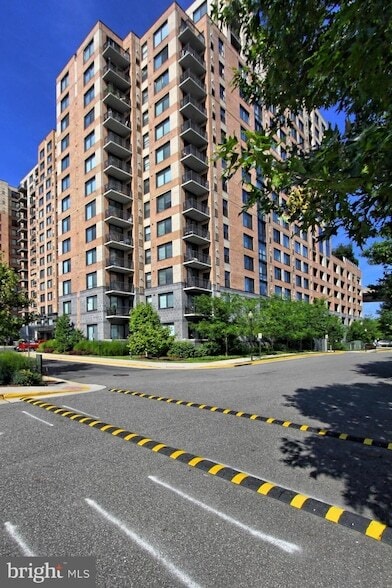 2451 Midtown Ave, Unit 903 in Alexandria, VA - Building Photo - Building Photo