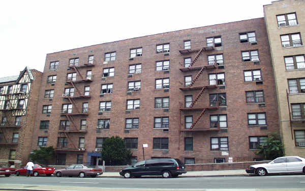 667 E 233rd St in Bronx, NY - Foto de edificio - Building Photo