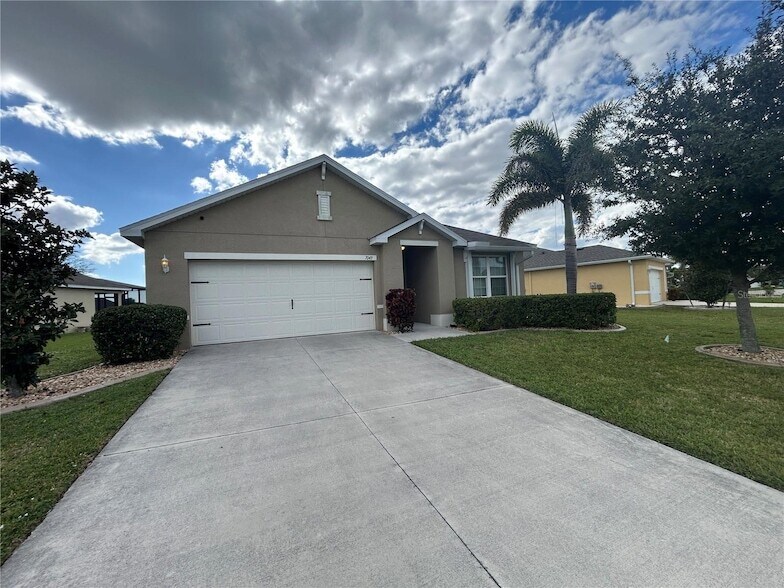7049 Waterford Pkwy in Punta Gorda, FL - Foto de edificio