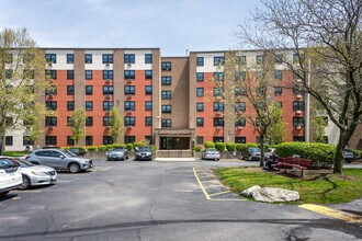 Riveredge Village Apartments in Providence, RI - Foto de edificio - Building Photo