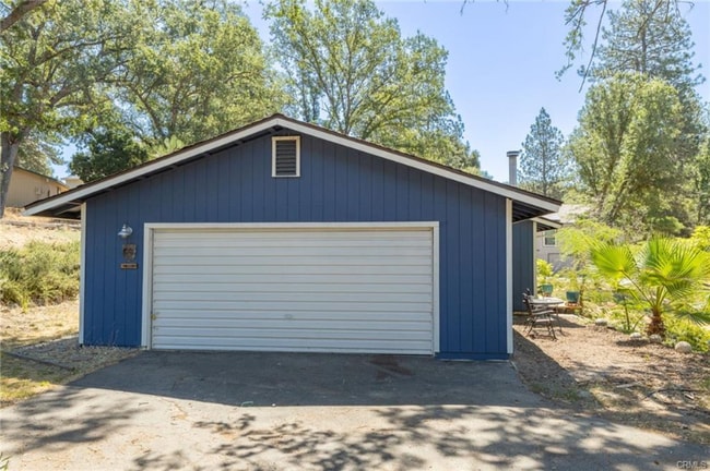 48220 White Oak Dr in Oakhurst, CA - Foto de edificio - Building Photo
