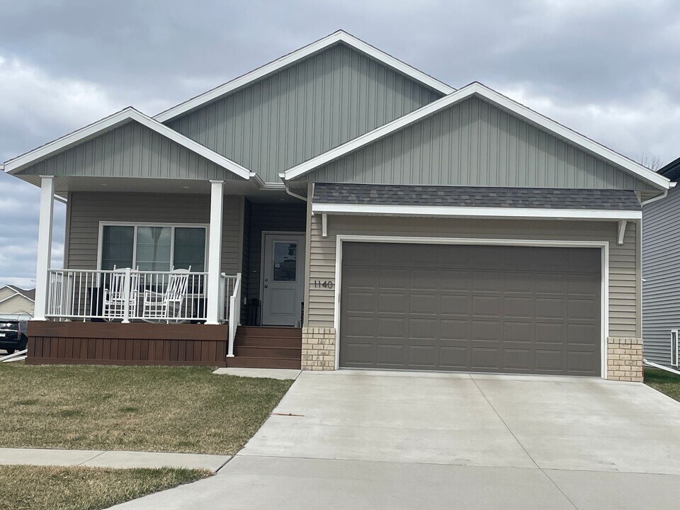 1140 27th Ave W in West Fargo, ND - Building Photo