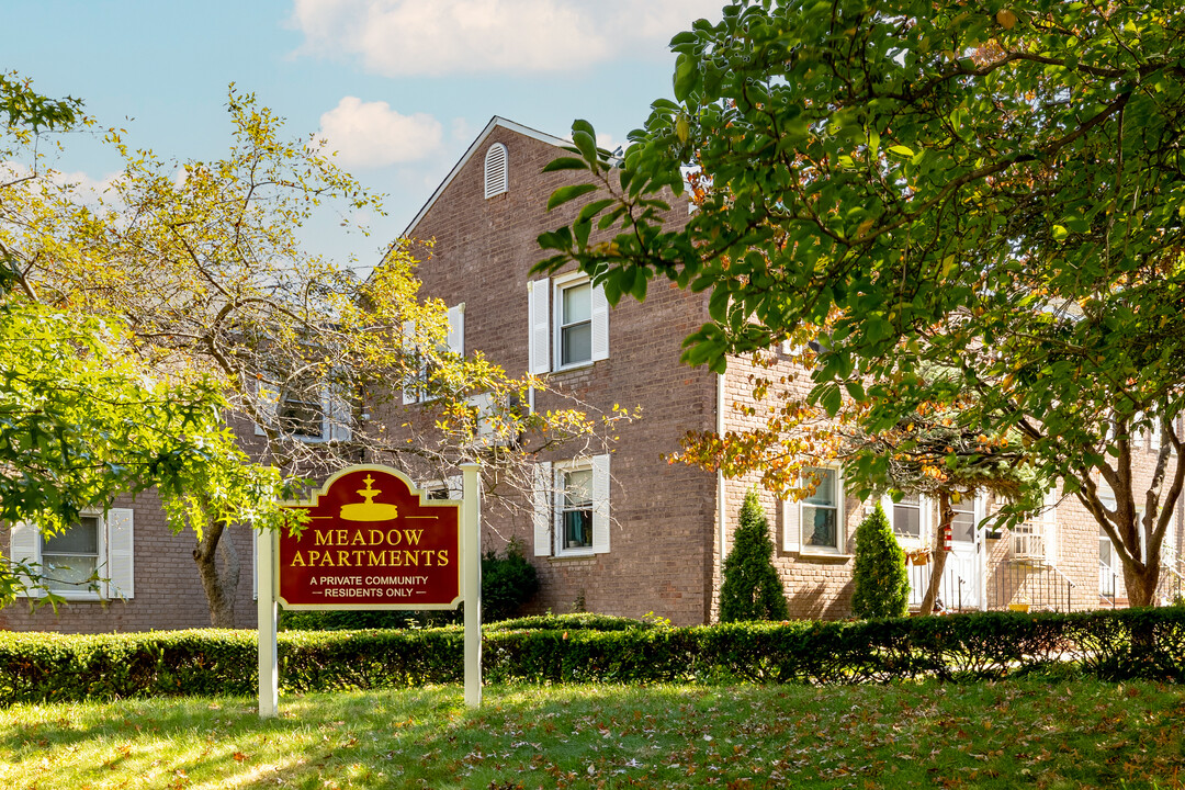 Meadow Apartments in Flushing, NY - Foto de edificio