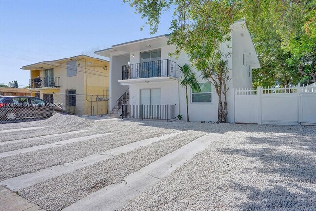 3290 NW 4th St in Miami, FL - Building Photo - Building Photo