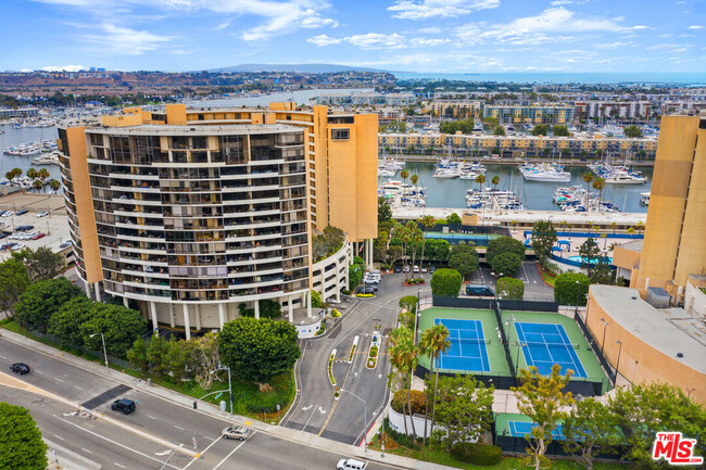 4335 Marina City Dr in Marina Del Rey, CA - Foto de edificio - Building Photo