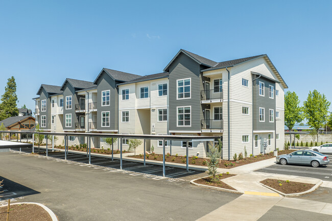 Pacific Valley Apartments in Woodburn, OR - Building Photo - Building Photo