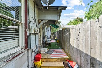 154 Willow St in Humble, TX - Foto de edificio - Building Photo