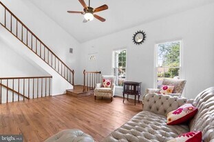 19 Saddleview Ct in North Potomac, MD - Building Photo