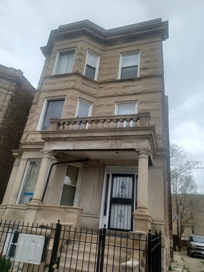704 W Garfield Blvd, Unit 3 in Chicago, IL - Foto de edificio - Building Photo