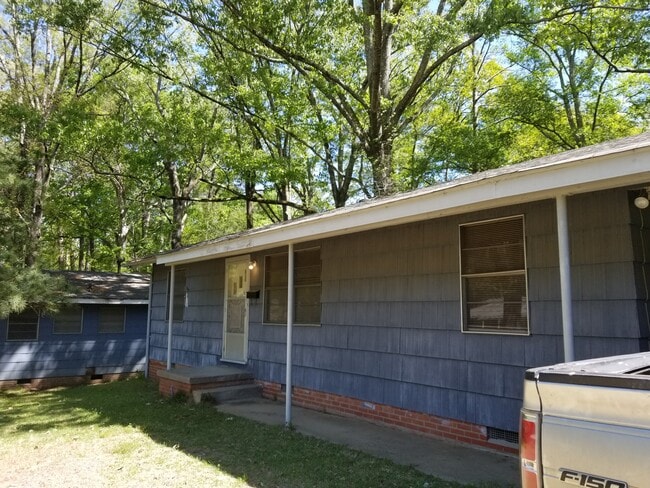 3132 Charleston Dr in Jackson, MS - Foto de edificio - Building Photo