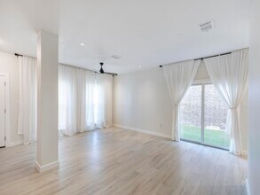 210 Veracruz Dr in Laredo, TX - Foto de edificio - Building Photo