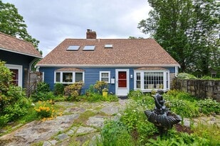 93 Granite St in Rockport, MA - Building Photo