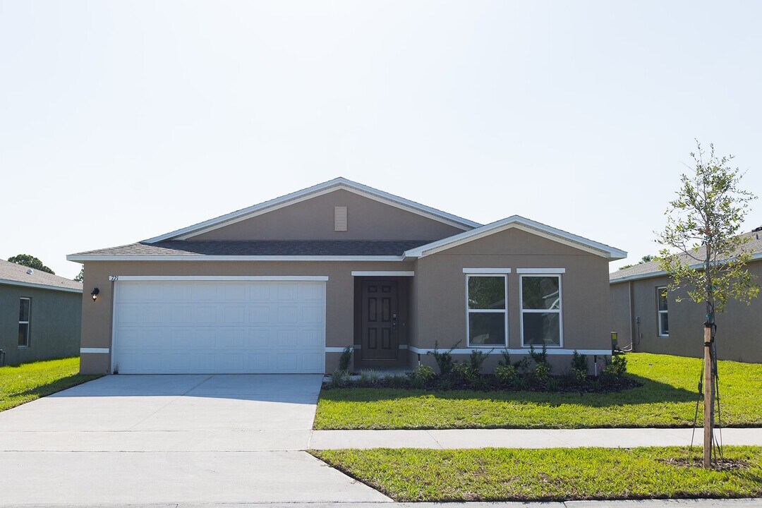 721 Hillview Loop in Haines City, FL - Building Photo