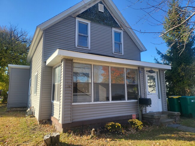 property at 915 N Main St