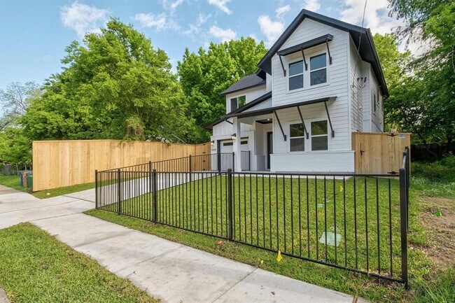 1808 Holly St in Austin, TX - Building Photo - Building Photo