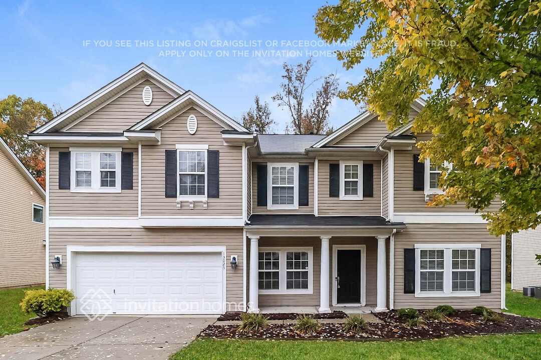 13025 Blaze Manor Ln in Charlotte, NC - Foto de edificio