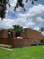 2561 Camelot Ct in Hollywood, FL - Building Photo