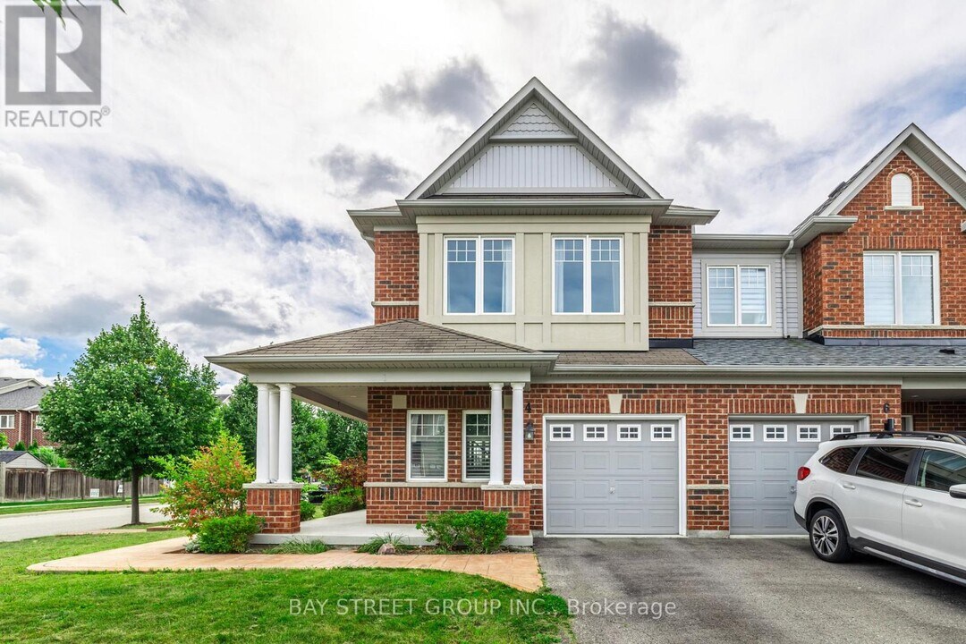 4 Courtland Crescent in East Gwillimbury, ON - Building Photo