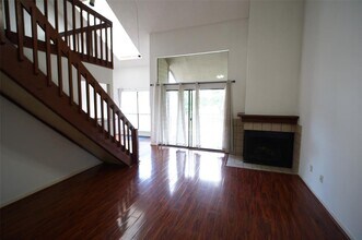 8575 Sands Point Dr in Houston, TX - Building Photo - Building Photo