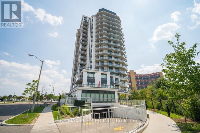 840-840 Queens Plate Dr in Toronto, ON - Building Photo - Building Photo