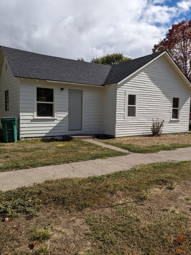 1017 Mitchell St in Klamath Falls, OR - Foto de edificio - Building Photo