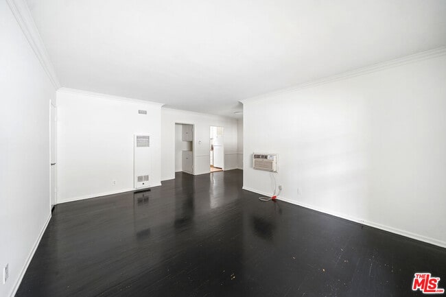 1051 S Holt Ave in Los Angeles, CA - Building Photo - Building Photo