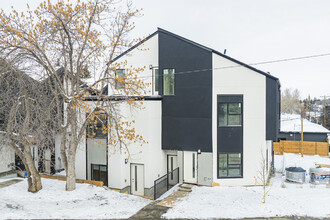 2734 Richmond Rd SW in Calgary, AB - Building Photo - Building Photo