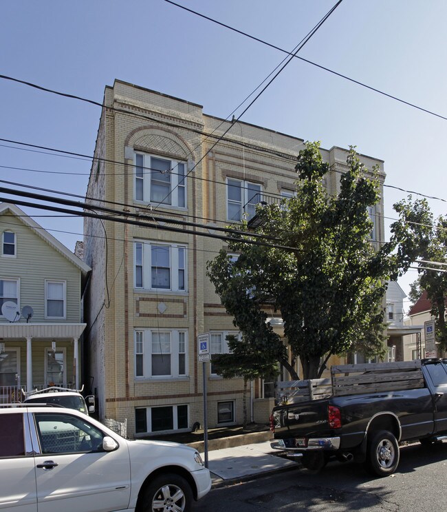 194-196 Pearsall Ave in Jersey City, NJ - Building Photo - Building Photo