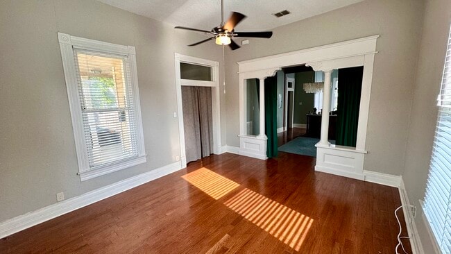 102 Paul St in San Antonio, TX - Foto de edificio - Building Photo