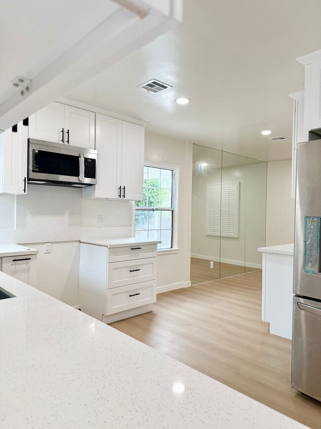 5912 Carpenter Ave in Los Angeles, CA - Building Photo - Building Photo