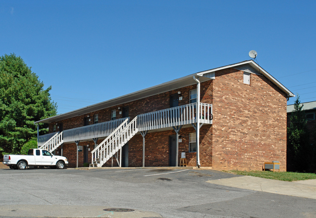 Teakwood Manor Apartments in Winston-Salem, NC - Foto de edificio