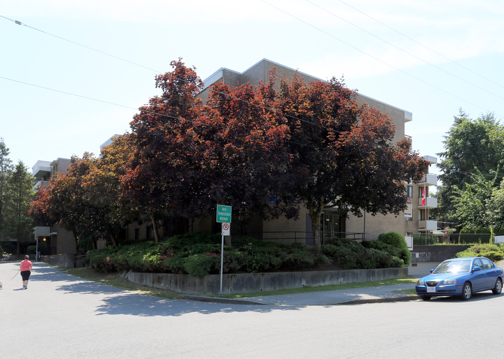 Maple Crest Apartments in Vancouver, BC - Building Photo