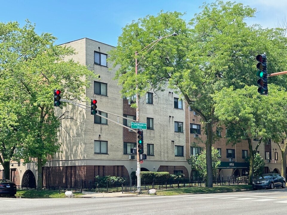 6954 N Sheridan Rd in Chicago, IL - Building Photo