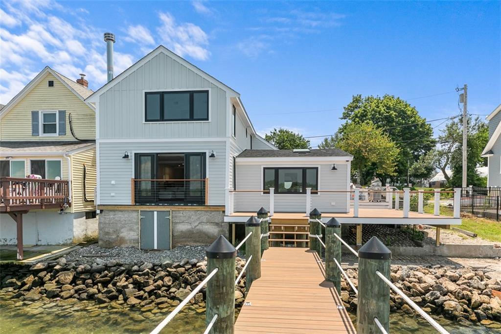 319 Riverside St in Portsmouth, RI - Building Photo