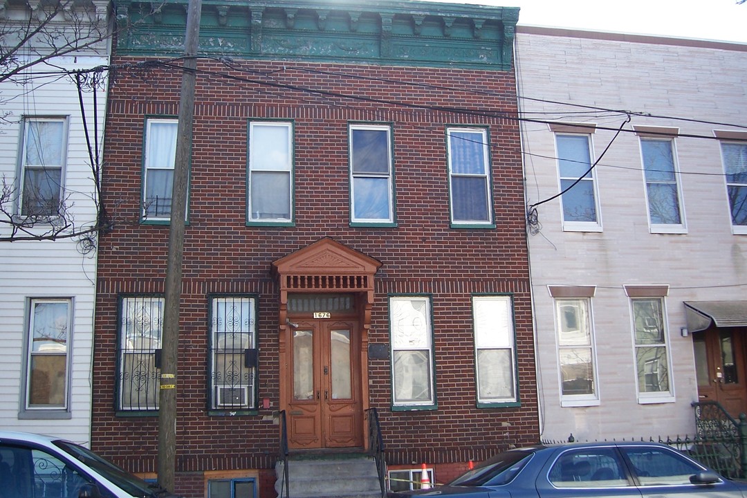 1676 George St in Flushing, NY - Foto de edificio