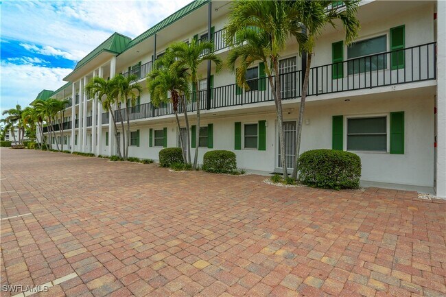 3030 Binnacle Dr in Naples, FL - Building Photo - Building Photo